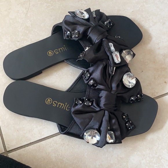 black bowed slides with jewels! - Picture 2 of 4